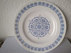 Plato de cerámica blanca con dibujos azules. Fabricado por Los Vargas a mediados del siglo XX.