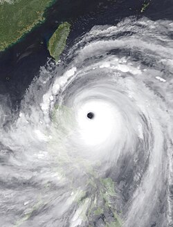 9月14日，強度達到巔峰的颱風山竹，風眼清晰可見。