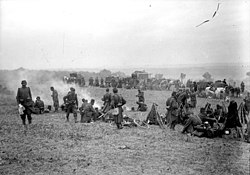 En première ligne, le transport non motorisé domine : ici, attelages hippomobiles et cycliste de liaison aux grandes manœuvres de l'Ouest à Excideuil en 1901.