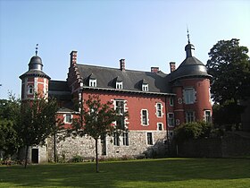 Château Bilquin-de Cartier datant du XVIIe siècle vu depuis la rive de la Sambre.