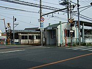 手前が上りホーム側改札口、奥が駅舎。駅手前は県道88号線