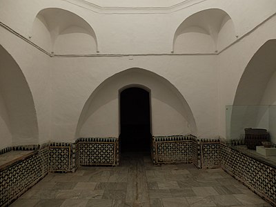 Ancien hamam orné de zelliges marocains, situé dans le musée.