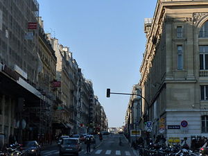 Le début de la rue ; la gare Saint-Lazare à droite.