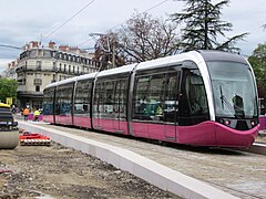 Vue d'une rame de tram au niveau de la construction de la station Darcy