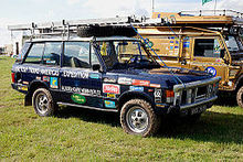 Une automobile tout-terrain recouverte de sponsors.