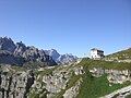 Il rifugio con panoramica sud-occidentale.