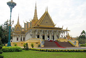 ארמון קבלת הפנים במתחם הארמון המלכותי בעיר פנום פן, קמבודיה. המתחם משתרע על שטח רחב ונמצא על גדת נהר המקונג.
