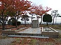 公園内にある慰霊碑。この先の金網越しに阪神平野が一望できる。