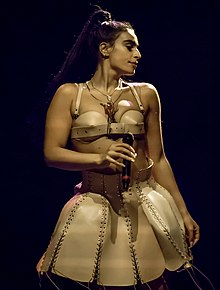 Sevdaliza performing in 2018