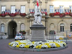 Statue de Jacques Amyot dans la cour de l'hôtel de ville.