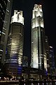 Visión nocturna del edificio UOB Plaza.