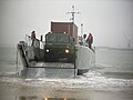 Véhicule porte-conteneurs maritimes (VPCM) type BT120 reçu à partir de 2006 en essais sur l’île de Ré à bord d'un chaland de transport de matériel.