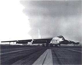 L'XB-52 au roulage avec le train d'atterrissage orienté de 20° vers la droite.