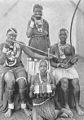 ズールー人の楽隊。中央の2人はハーモニカとコンサーティーナを持っている。1900年ごろ。ハーモニカは比較的早い時期から世界に広まった。