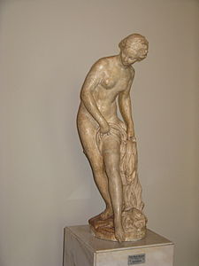 Baigneuse (1758), plâtre, Saint-Pétersbourg, musée de l’Ermitage.