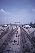 Vue d'ensemble, en 1987. La halle à marchandises, visible sur la droite, a été démolie pour laisser place à un parking.