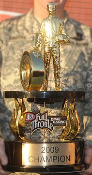 Troféu dado ao piloto campeão da divisão da Dragster