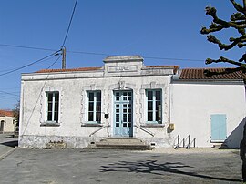 The town hall in Bagnizeau