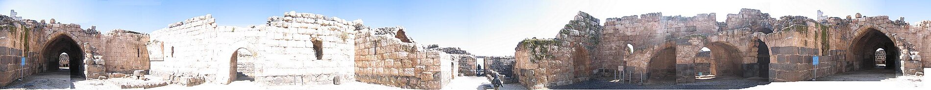 תמונה פנורמית (380°~) של החצר הפנימית. השער שבצידי התמונה הוא שער הכניסה למבצר הפנימי.