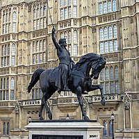 Ricardo Corazón de León (Carlo Marochetti, 1860), exterior del Palacio de Westminster.