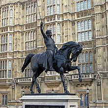 Riccardo Cuor di Leone (Carlo Marochetti, 1860) fuori dal Palazzo di Westminster a Londra, esempio di scultura in bronzo all'esterno.