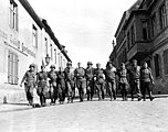 トルガウで肩を抱き合って歩くアメリカ兵とソ連兵。
