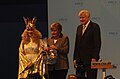 Bundeskanzlerin Angela Merkel erhält auf dem CSU-Parteitag am 12. Dezember 2014 in Nürnberg vom Nürnberger Christkind und Horst Seehofer ein Geschenk.