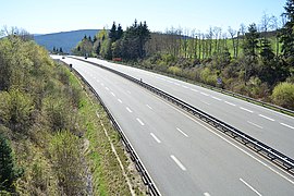 L'autoroute A89 passant près du village