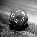 D20 icosaédral couramment utilisé en jeux de rôle sur table.