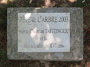 Plaque située devant l'arbre.