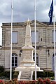 Le monument aux morts face à la mairie.