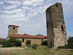 L'église Saint-Jean-l'Évangéliste et la tour alentour.