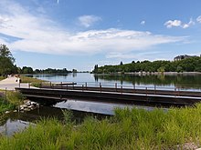 La rivière Allier et, au premier plan, le nouveau pont franchissant le Sarmon près de son point de confluence