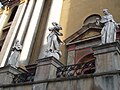 Главный вход во Францисканский костёл (Kościół franciszkanów) XVIII ст. со скульптурами святых (2005 г.)