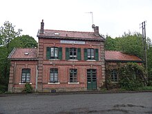 Vue diurne de la façade du bâtiment de la gare de Quesnoy-le-Montant, sous un ciel couvert.