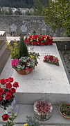 Grave of Pagnol, with Latin epitaph "Fontes amicos uxorem dilexit" (“He liked springs, his friends, and his wife”, from Virgil)