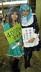 Cosplay av Wikipe-tan till höger, tillsammans med cosplay i Green Dam Girl till vänster