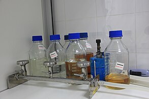 בקבוקים עם חומרים לבדיקות