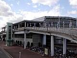 駅舎から地平部に続くスロープ（2007年3月）