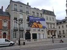 Affiche sur la façade d'un bâtiment.