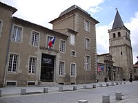 Le nouveau Palais épiscopal et la Tour Saint-Benoît du IXe siècle servant de clocher à la cathédrale