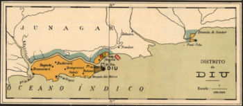 Vieille carte à grande échelle centrée sur Diu en Inde, un comptoir portugais enclavé et séparé par un cours d'eau du continent. Seule une petite partie du territoire est sur le continent. Plus à l'Est se trouve la minuscule exclave Simbor, rattachée administrativement à Diu.