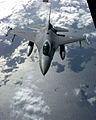 F-16A da FAP iniciando o reabastecimento em voo