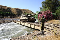 תומ"ת חוצה מכשול מים על גבי גשר מישר וגשר ניתק של טנק גישור