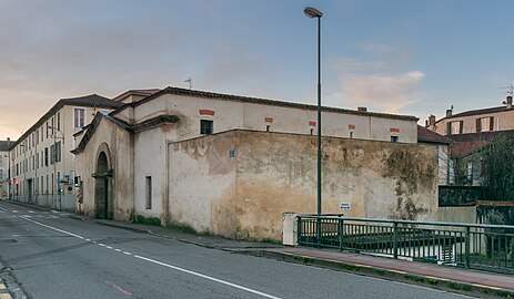 Ancienne gendarmerie de Mont-de-Marsan : les écuries au premier plan et la caserne en enfilade.