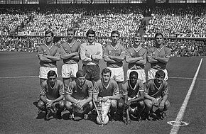 Photo en noir et blanc de l'équipe de Saint-Étienne en 1968