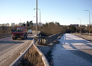 Trafikplatsens påbörjade avfartsramp till höger, till vänster rullar trafiken på Essingeleden, 2009. (Ramp färdigställd 2021)