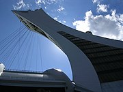 Detalhe para os cabos que sustentam o telhado retrátil do Estádio Olímpico de Montreal