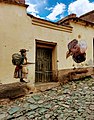 Foto de un mural localizado en la calle más empinada de Iruya, que muestra a una Chola y la cabeza de un ave.