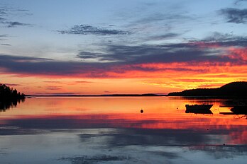 Coucher de soleil sur le lac de Päijänne à Sysmä (Parc national de Päijätsalo, Finlande). (définition réelle 2 399 × 1 599*)